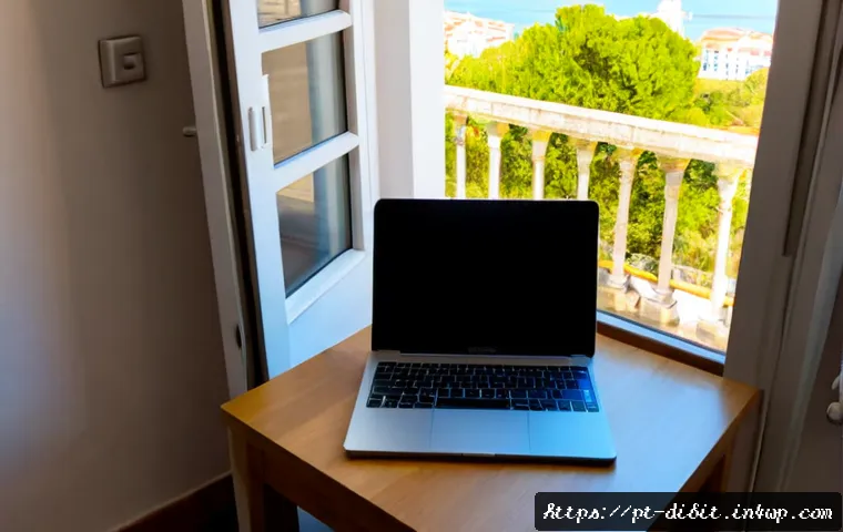 Home 17 디지털 노마드를 위한 효율적인 시간 관리 팁 - Photorealistic digital nomad time-management workspace in a bright Lisbon apartment, focused remote ...